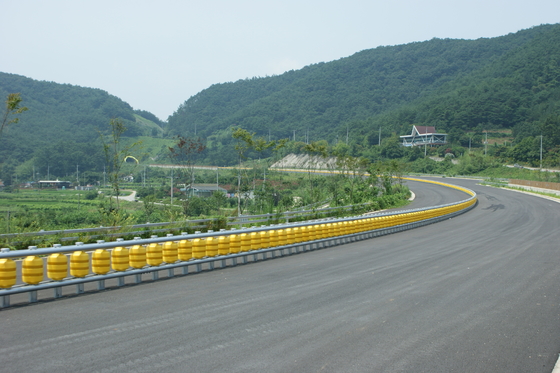 Купить Double Buckets Or Single Bucket Roller Crash Barrier with 3.5 Mm Thickness Standard JT/T281-2007 online manufacture