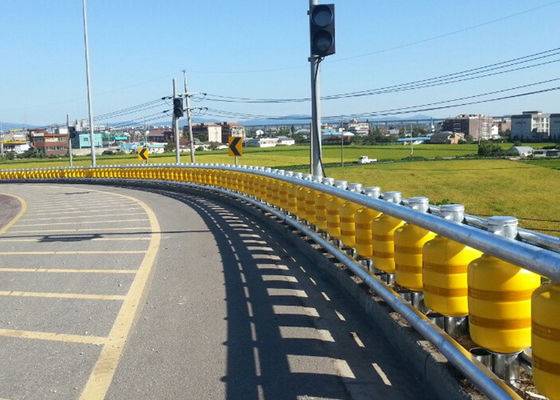 Хорошая цена strength Steel One pillar and four rails protection method Roller Crash Barrier constructed with materials to ensure long term operational safety онлайн