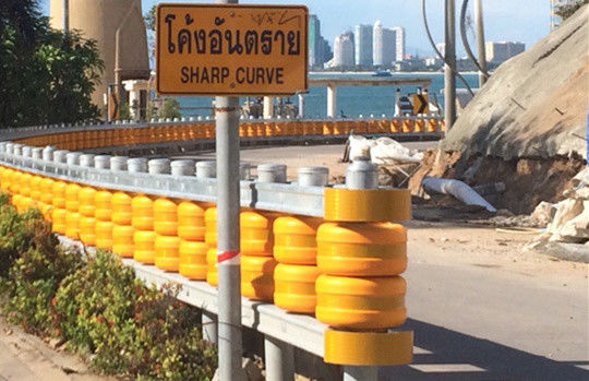 Хорошая цена Желтый с черными полосами защитный барьер-ролик с колесом из пеноматериала и аксессуарами для решений по обеспечению безопасности барьеров онлайн