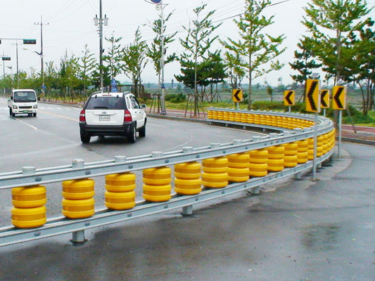 Хорошая цена Red Fence Rolling Barrier with Guardrail Designed to Improve Highway Traffic Flow and Enhance Roadside Protection онлайн