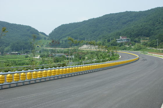 Good price Double Buckets Or Single Bucket Roller Crash Barrier with 3.5 Mm Thickness Standard JT/T281-2007 онлайн